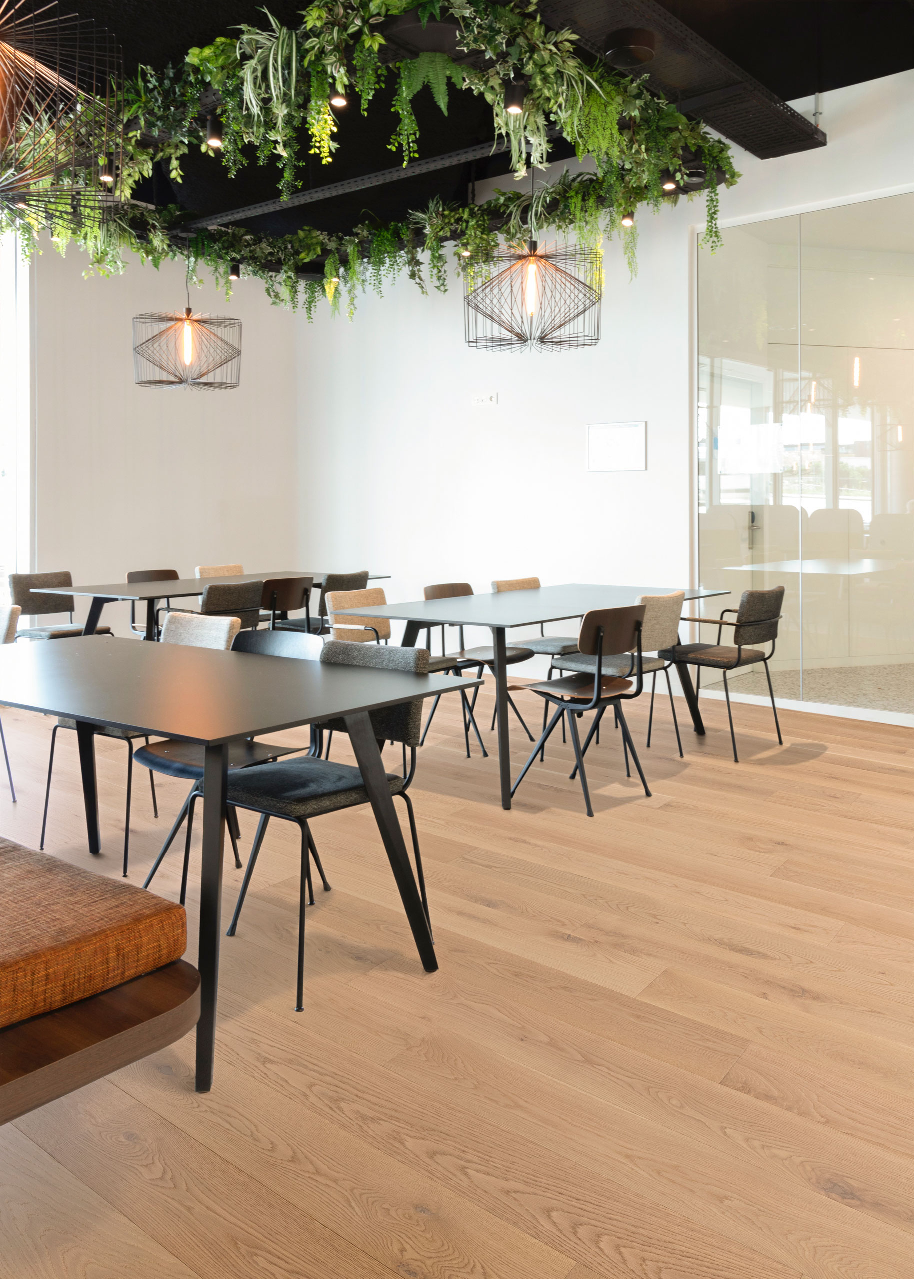 Bề mặt sàn gỗ công nghiệp lắp thẳng sang trọng trong không gian F&B